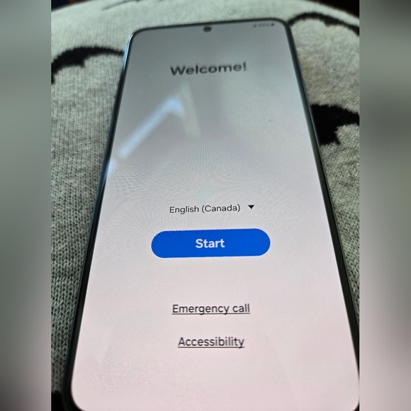 Samsung Galazy S22 - Picture 2 of 5
